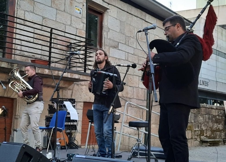 . Xaquín Xesteira co trío OS XESTEIRA, sábado 04/O9/21. Cambados. Praza de Fefiñáns. 20hs. Entrada de balde previa reserva. GALAXIA ETRAD 2021/22