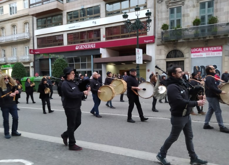 A Banda de Gaitas e Percusións da ETRAD no Enterro do Meco do Entroido de Vigo. 02MAR. 18:00hs. Dende Policarpo Sanz. ETRADVIGO 2021-22.