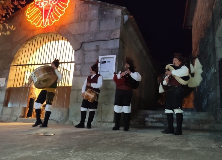 GALAXIA ETRAD. O mestre de gaita Xaquín Xesteira cos Faíscas de Solobeira en Shanghai na China International Import Expo (CIIE) xunto coa delegación da Xunta de Galicia participando nos actos institucionais programados para o día de Galicia.